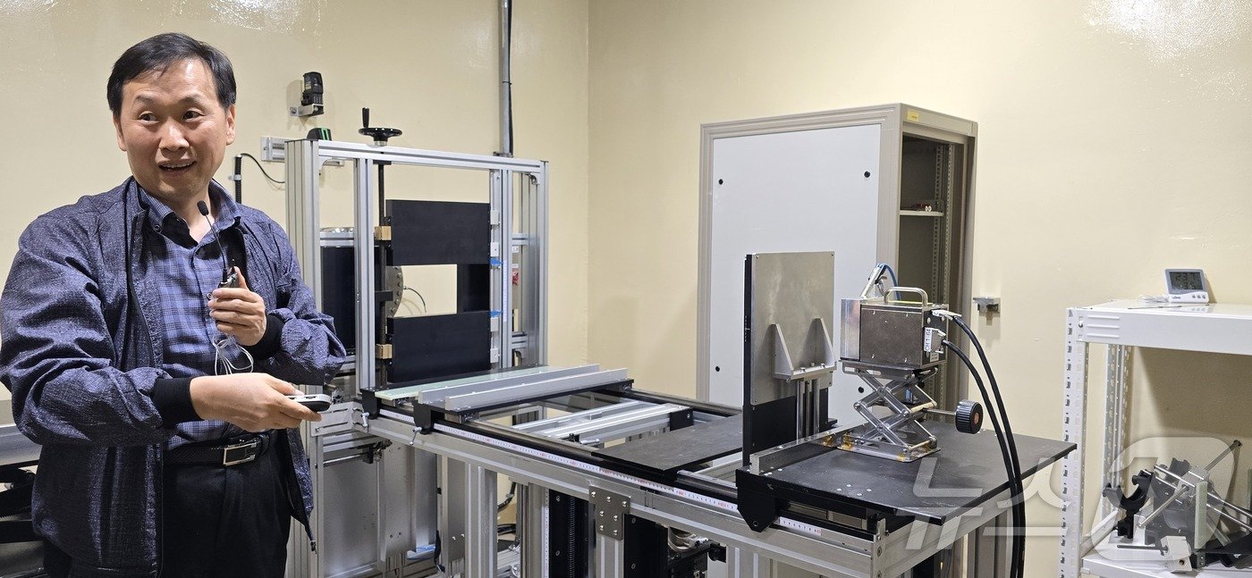 본문 이미지 - 반도체 방사선 충돌 테스트 시설. 가속관 끝에서 방출된 양성자 빔을 저선량부터 서서히 출력을 높여 언제 회로 이상이 생기는지 파아한다./뉴스1 ⓒ News1 윤주영 기자