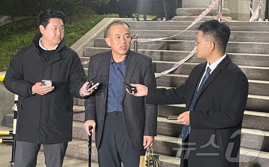 본문 이미지 - &#39;윤석열 대통령 부부 공천 개입 의혹&#39;의 핵심 인물인 명태균 씨가 9일 오후 경남 창원시 성산구 창원지방검찰청에서 정치자금법 위반 혐의 피의자 신분으로 검찰 조사를 받은 뒤 청사를 나서며 취재진 질문에 답하고 있다. 2024.11.9/뉴스1 ⓒ News1 강정태 기자