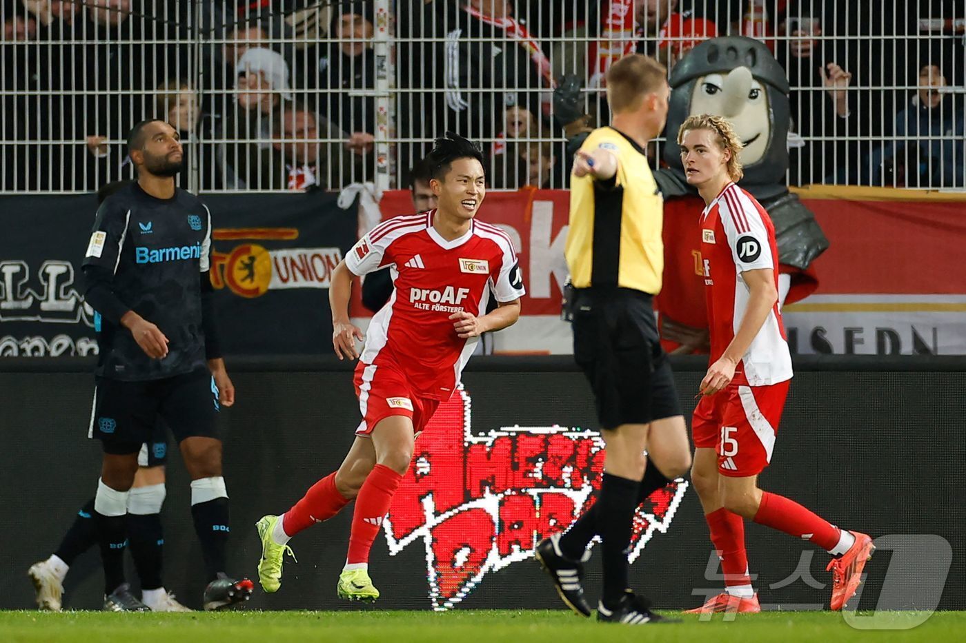 본문 이미지 - 정우영(가운데)의 소속팀 우니온 베를린은 최근 분데스리가 8경기 연속 무승(3무 5패)에 그치며 사령탑을 교체했다. ⓒ AFP=뉴스1