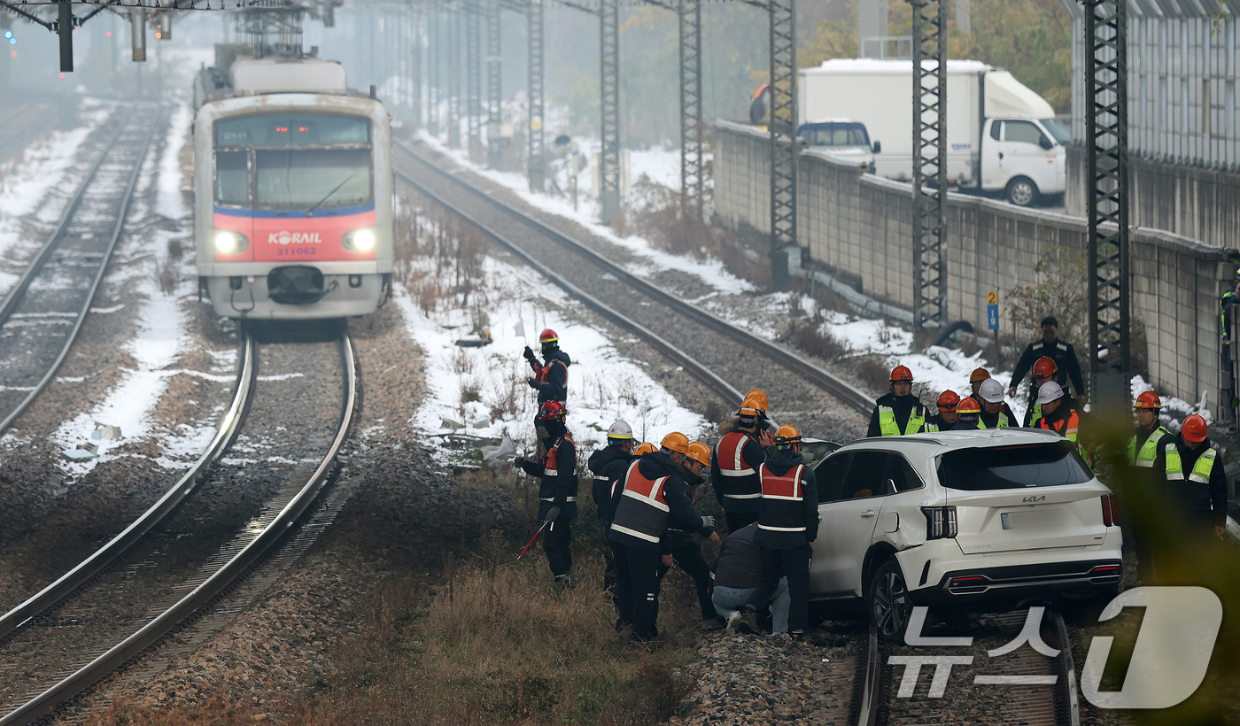 (서울=뉴스1) 이동해 기자 = 1일 오전 6시 46분쯤 승용차가 선로 방호 담벼락을 부수고 진입해 경부 일반선 금천구청역과 석수역 사이를 운행하던 서동탄 하행선 열차와 부딪히는 …