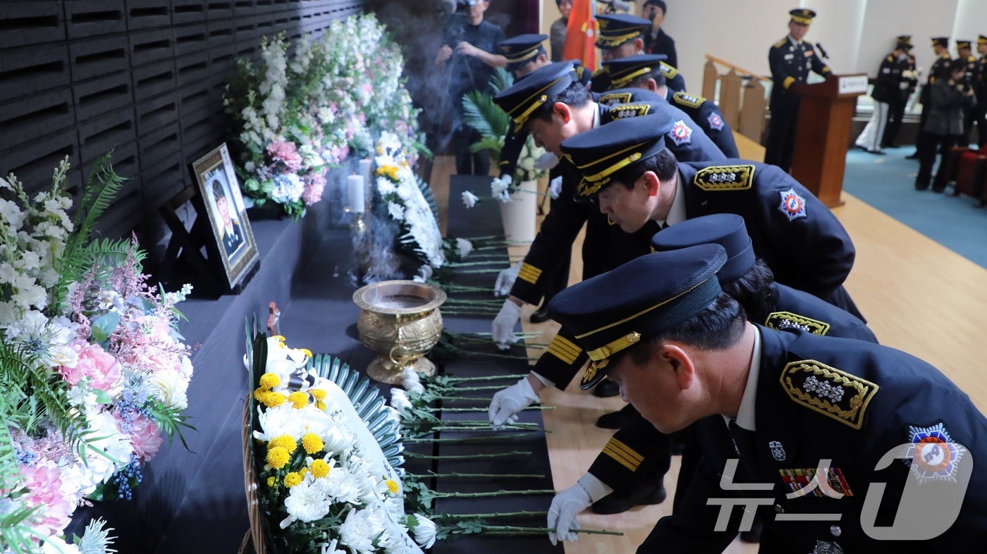 (제주=뉴스1) 고동명 기자 = 1일 오전 국립제주호국원에서 지난해 화재 현장에서 순직한  고(故) 임성철 소방장 순직 1주기 추도식이 열리고 있다.2024.12.1/뉴스1