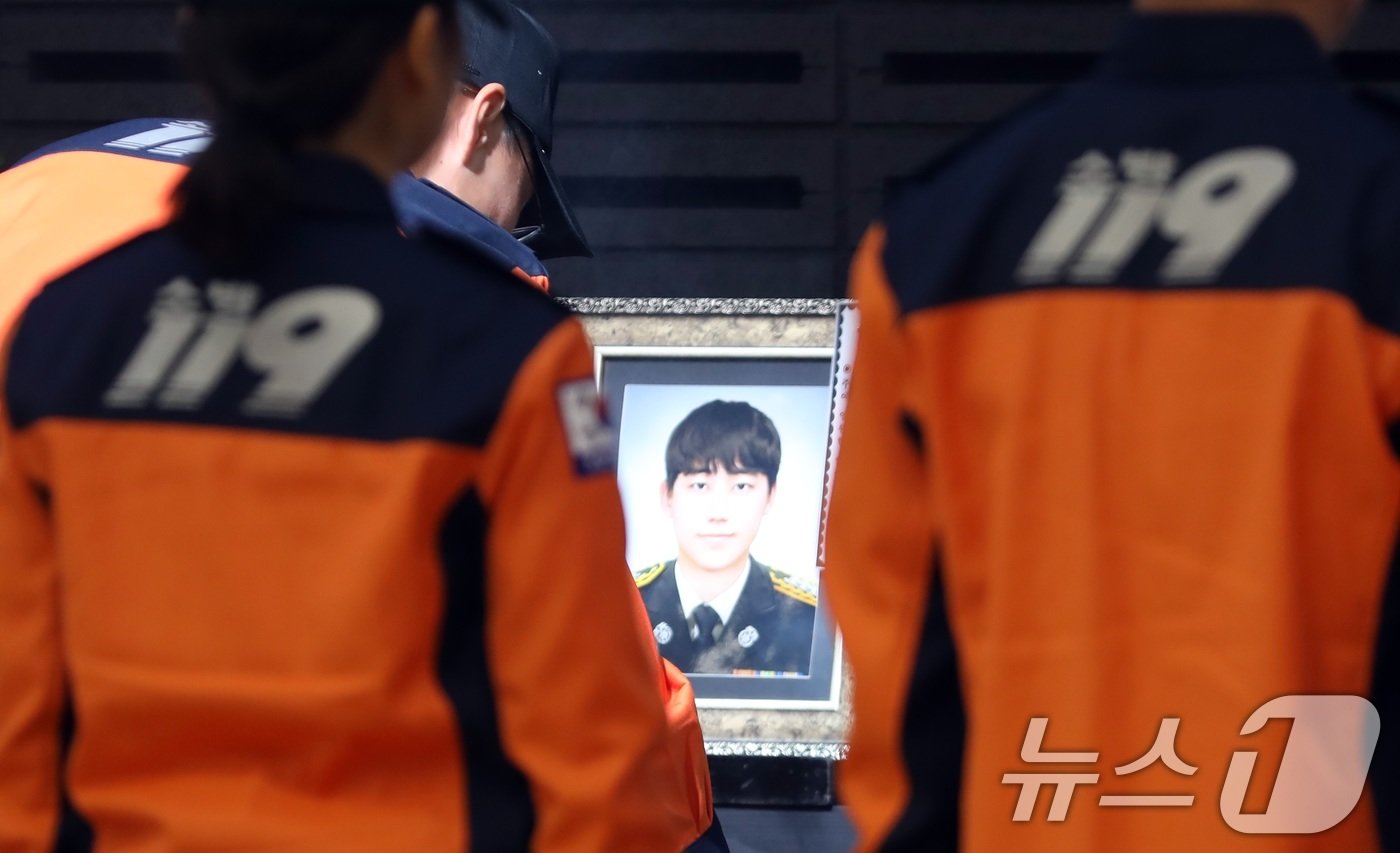 본문 이미지 - 1일 오전 국립제주호국원에서 지난해 화재 현장에서 순직한 고(故) 임성철 소방장 순직 1주기 추도식이 열리고 있다.2024.12.1/뉴스1 ⓒ News1 고동명 기자