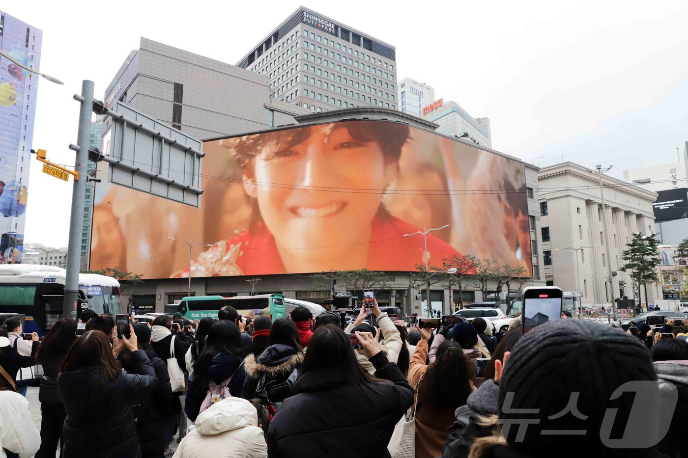 (서울=뉴스1) = 신세계백화점이 내달 13일까지 본점 본관 신세계스퀘어에서 방탄소년단 뷔와 명품 보컬 박효신의 디지털 싱글 'Winter Ahead(with PARK HYO SH …