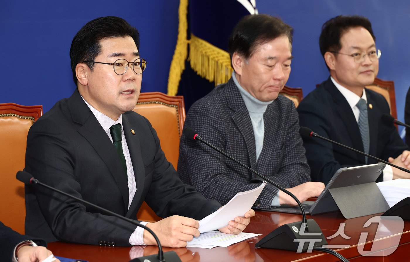 본문 이미지 - 박찬대 더불어민주당 원내대표가 1일 서울 여의도 국회에서 열린 &#39;2025년 예산안 및 순직해병국정조사 계획 관련 기자간담회&#39;에서 모두 발언을 하고 있다. 2024.12.1/뉴스1 ⓒ News1 김민지 기자