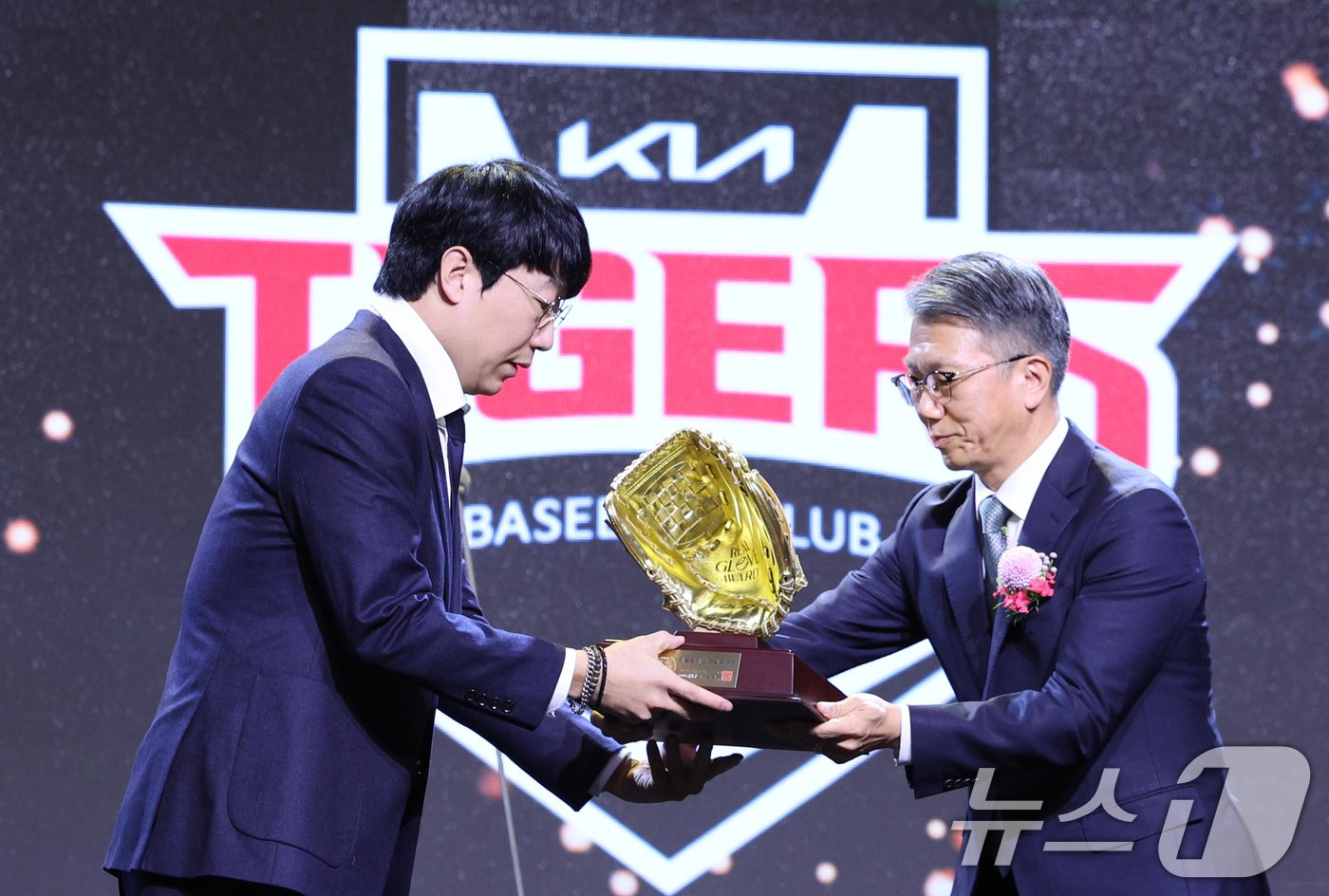 본문 이미지 - 1일 서울 용산구 그랜드하얏트 호텔에서 열린 한국프로야구선수협회 '2024 컴투스프로야구 리얼 글러브 어워드'에서 KIA 양현종이 선발투수 부문 리얼 글러브상을 수상하고 있다. 리얼글러브 어워드는 KBO리그 포지션별 최고의 '수비수'를 선정하는 시상식으로 선수들이 직접 투표해 수상자를 가린다. 2024.12.1/뉴스1 ⓒ News1 신웅수 기자