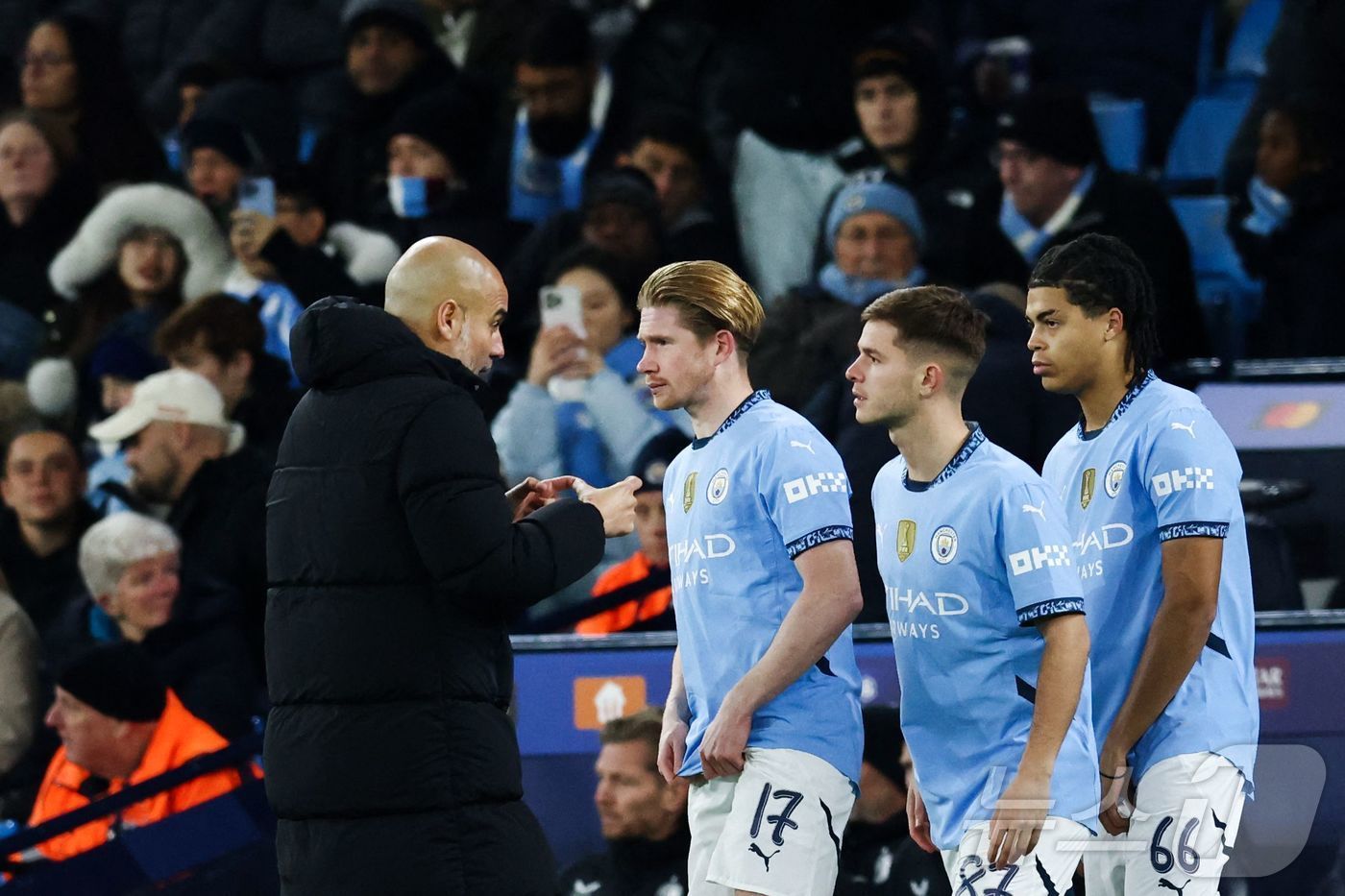 본문 이미지 - 과르디올라 감독(왼쪽)과 맨시티 선수들 ⓒ AFP=뉴스1