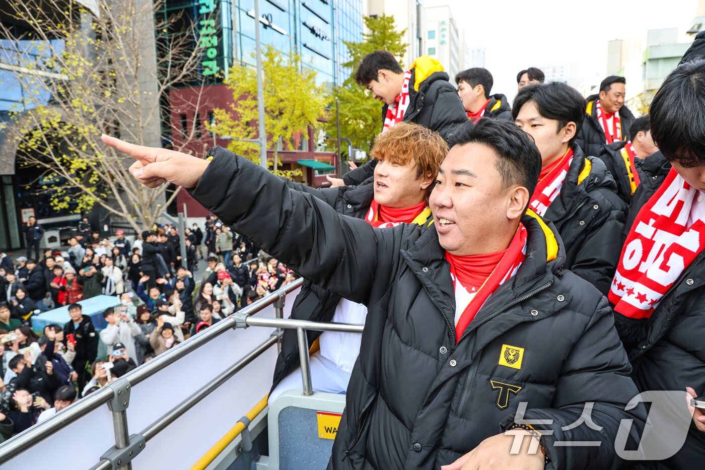 본문 이미지 - 30일 광주 동구 금남로 일대에서 열린 프로야구 KIA 타이거즈 한국시리즈 우승 기념 카퍼레이드에서 이범호 감독을 비롯한 선수들이 시민들에게 손을 흔들며 인사하고 있다. (KIA 타이거즈 제공) 2024.12.1/뉴스1