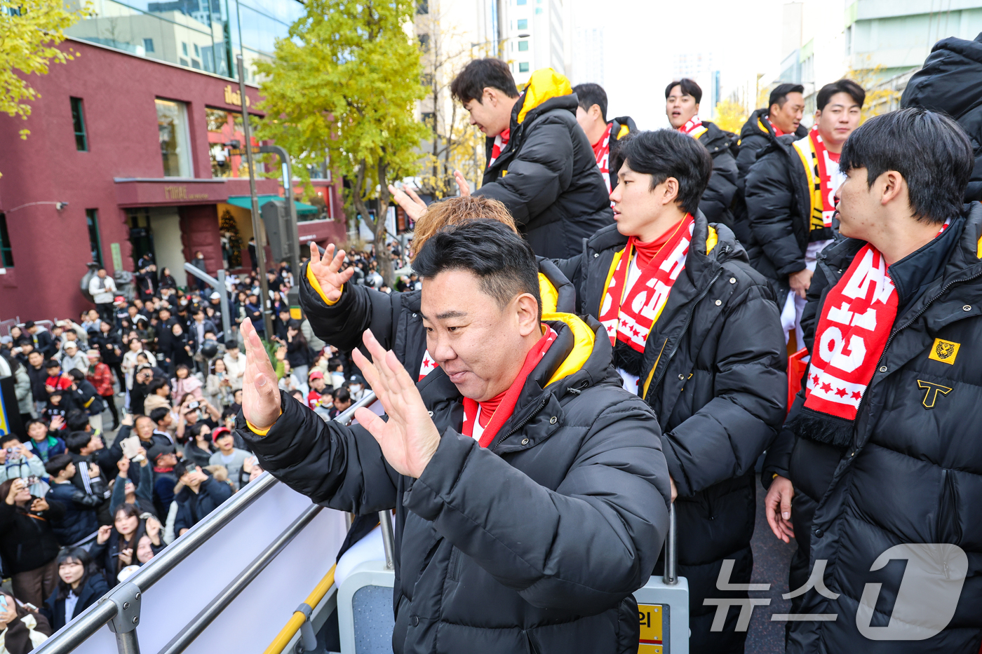 (서울=뉴스1) 김진환 기자 = 30일 광주 동구 금남로 일대에서 열린 프로야구 KIA 타이거즈 한국시리즈 우승 기념 카퍼레이드에서 이범호 감독을 비롯한 선수들이 시민들에게 손을 …