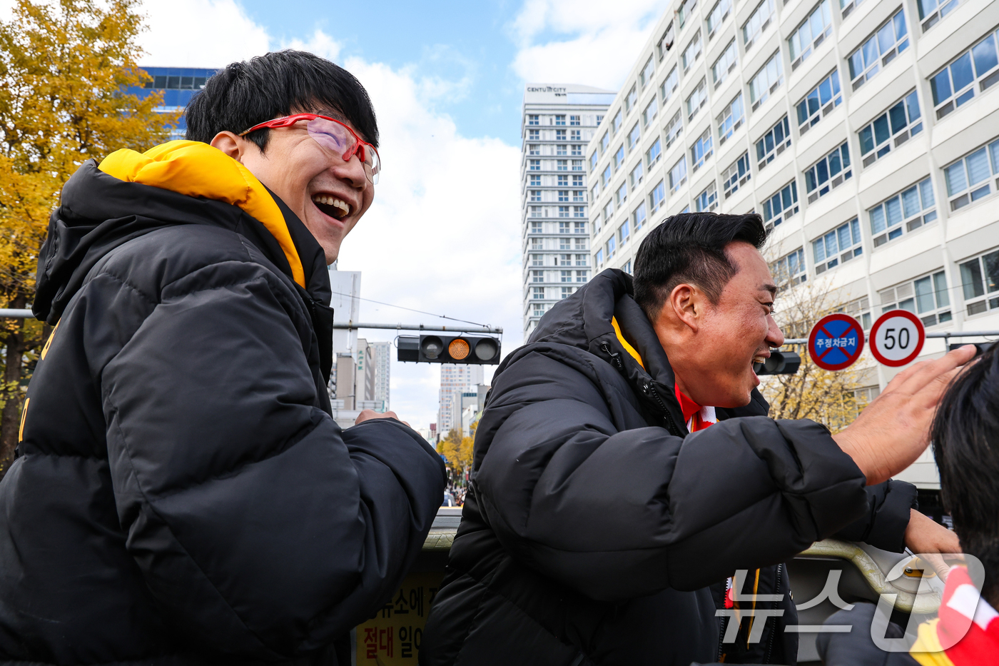 (서울=뉴스1) 김진환 기자 = 30일 광주 동구 금남로 일대에서 열린 프로야구 KIA 타이거즈 한국시리즈 우승 기념 카퍼레이드에서 양현종과 김태군(오른쪽)이 환하게 웃고 있다. …