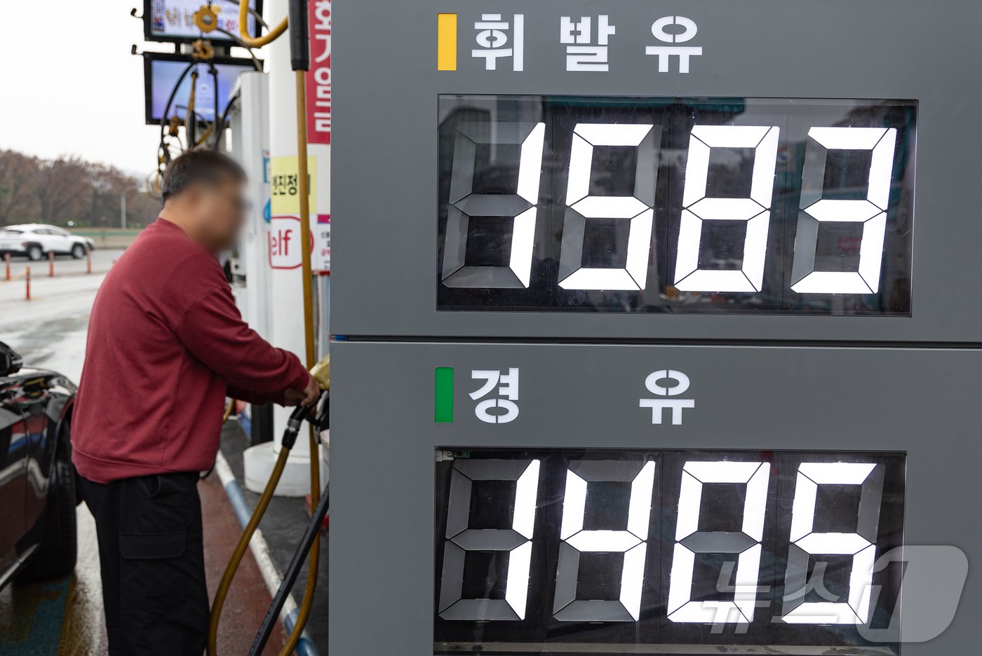 본문 이미지 - 서울의 한 주유소에 휘발유·경유 가격이 표시돼 있다. ⓒ News1 이재명 기자