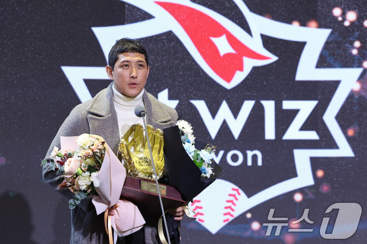 본문 이미지 - 1일 서울 용산구 그랜드하얏트 호텔에서 열린 한국프로야구선수협회 '2024 컴투스프로야구 리얼 글러브 어워드'에서 KT 황재균이 3루수 부문 리얼 글러브상을 수상한 후 소감을 밝히고 있다. 리얼글러브 어워드는 KBO리그 포지션별 최고의 '수비수'를 선정하는 시상식으로 선수들이 직접 투표해 수상자를 가린다. 2024.12.1/뉴스1 ⓒ News1 신웅수 기자