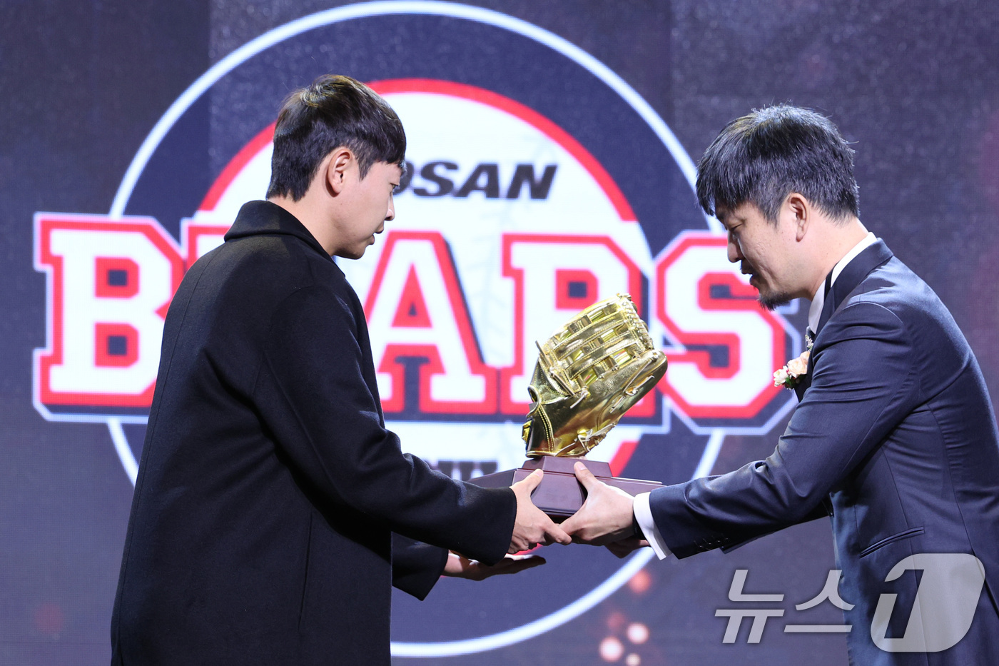 (서울=뉴스1) 신웅수 기자 = 1일 서울 용산구 그랜드하얏트 호텔에서 열린 한국프로야구선수협회 '2024 컴투스프로야구 리얼 글러브 어워드'에서 두산 정수빈이 외야수 부문 리얼 …