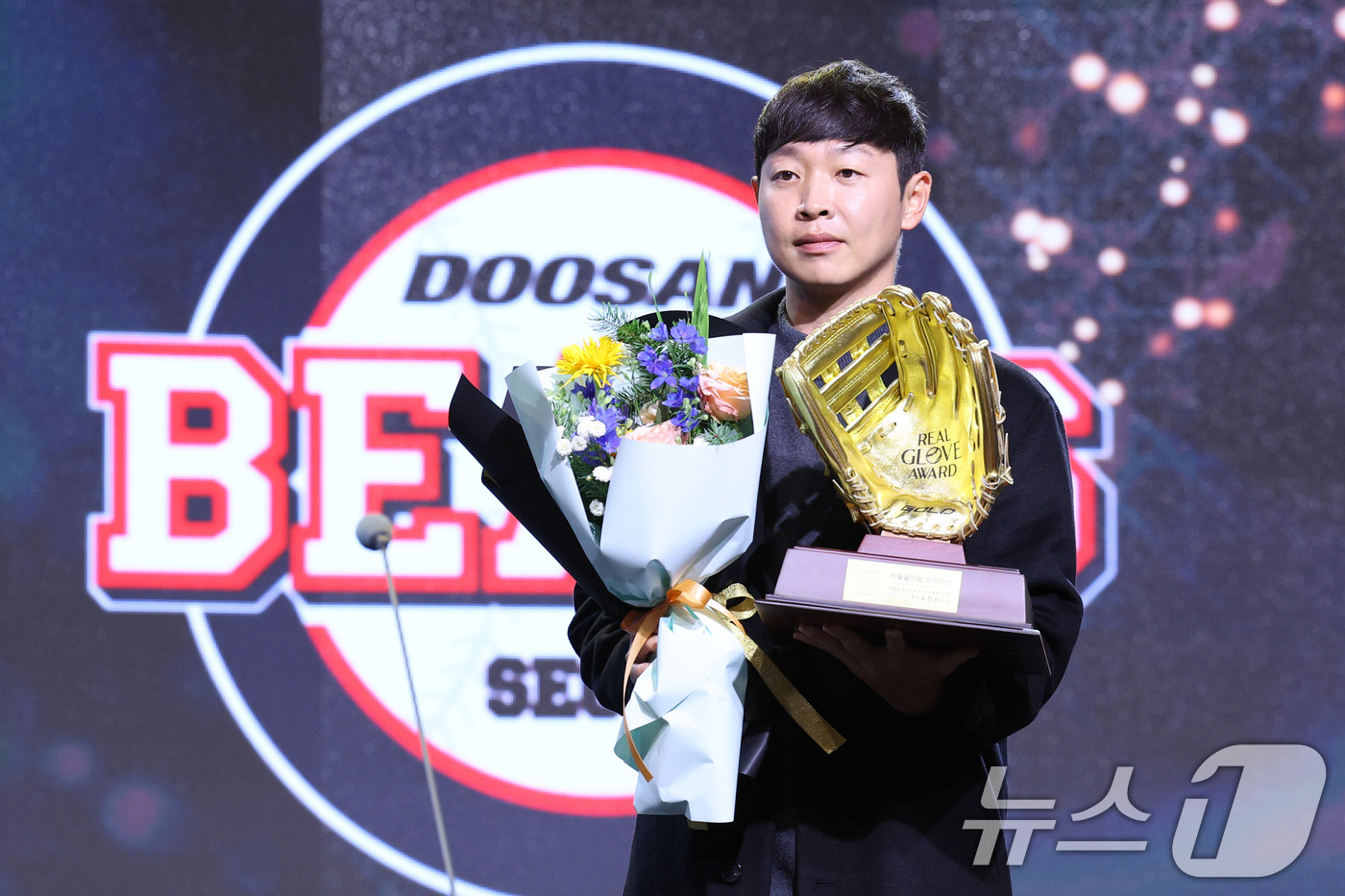 (서울=뉴스1) 신웅수 기자 = 1일 서울 용산구 그랜드하얏트 호텔에서 열린 한국프로야구선수협회 '2024 컴투스프로야구 리얼 글러브 어워드'에서 두산 정수빈이 외야수 부문 리얼 …