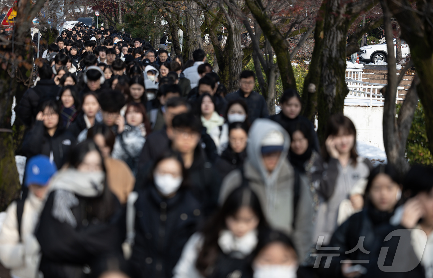 (수원=뉴스1) 이재명 기자 = 1일 오전 경기도 수원시 영통구 아주대학교에서 열린 2025학년도 수시모집 논술고사를 마친 수험생들과 가족들이 교정을 나서고 있다. 2024.12. …