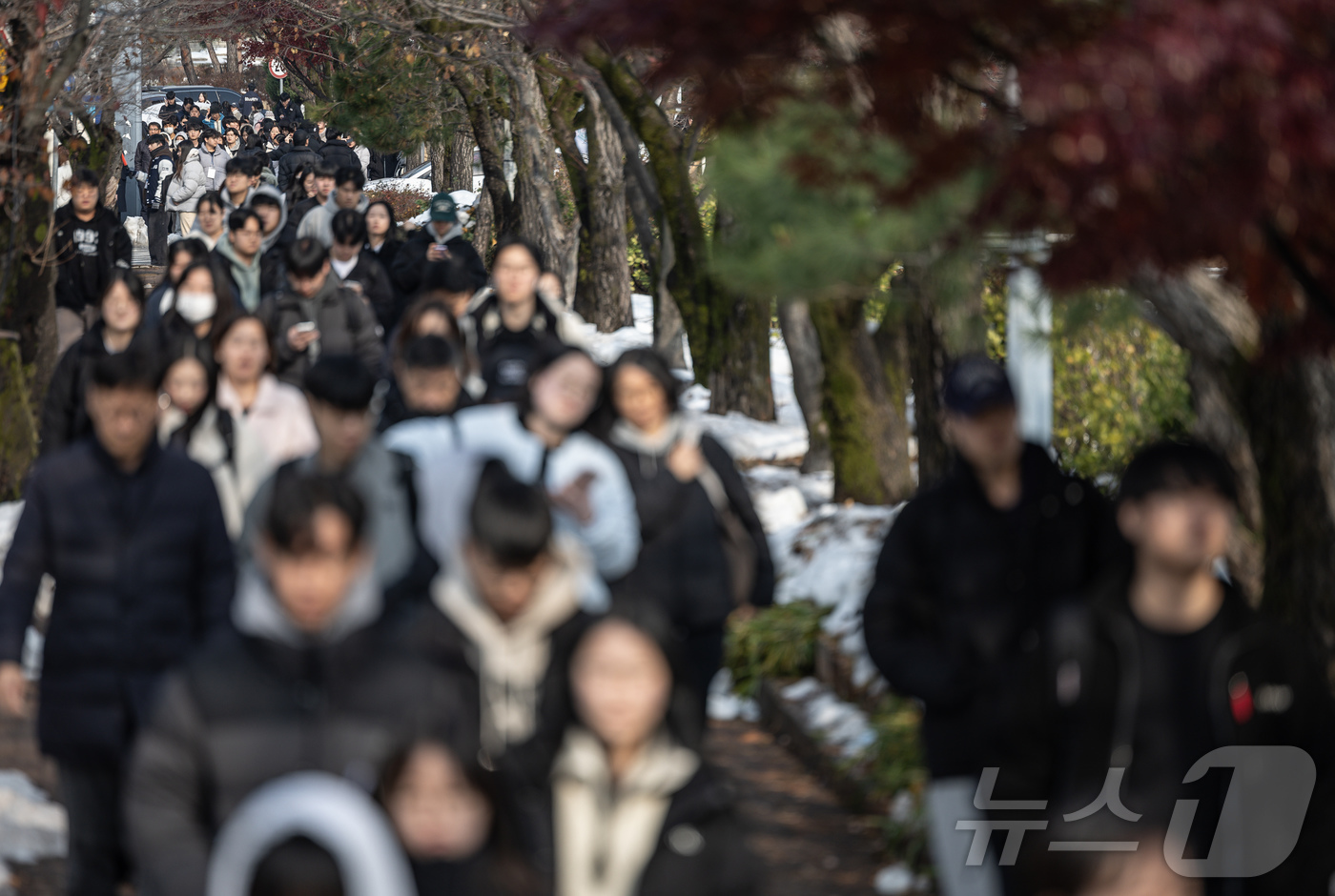 (수원=뉴스1) 이재명 기자 = 1일 오전 경기도 수원시 영통구 아주대학교에서 열린 2025학년도 수시모집 논술고사를 마친 수험생들과 가족들이 교정을 나서고 있다. 2024.12. …