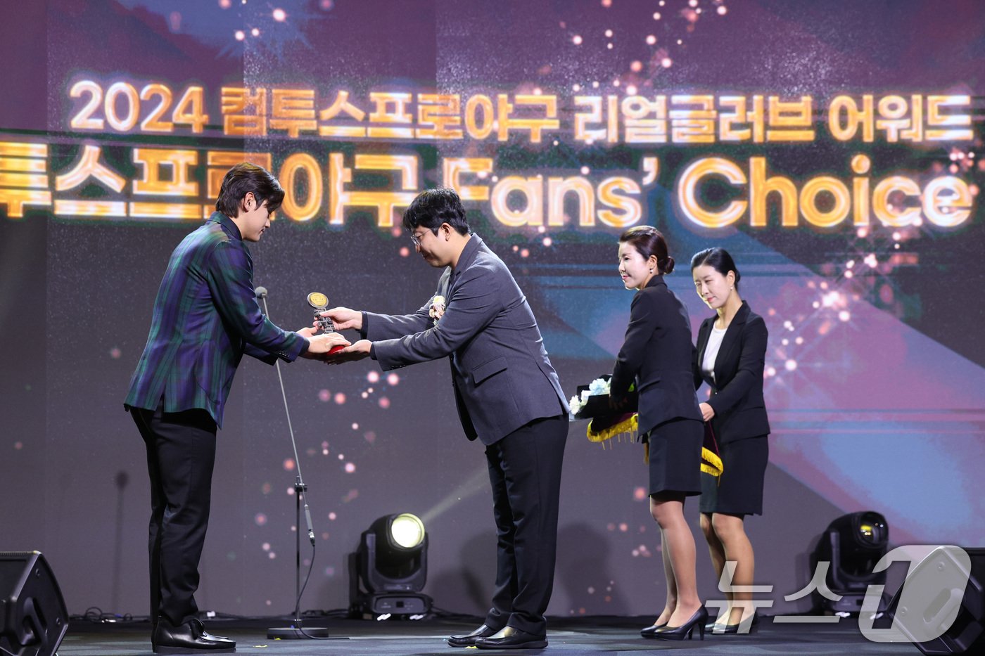 본문 이미지 - 1일 서울 용산구 그랜드하얏트 호텔에서 열린 한국프로야구선수협회 '2024 컴투스프로야구 리얼 글러브 어워드'에서 KIA 김도영이 ‘Fan’s choice’를 수상하고 있다. 리얼글러브 어워드는 KBO리그 포지션별 최고의 '수비수'를 선정하는 시상식으로 선수들이 직접 투표해 수상자를 가린다. 2024.12.1/뉴스1 ⓒ News1 신웅수 기자