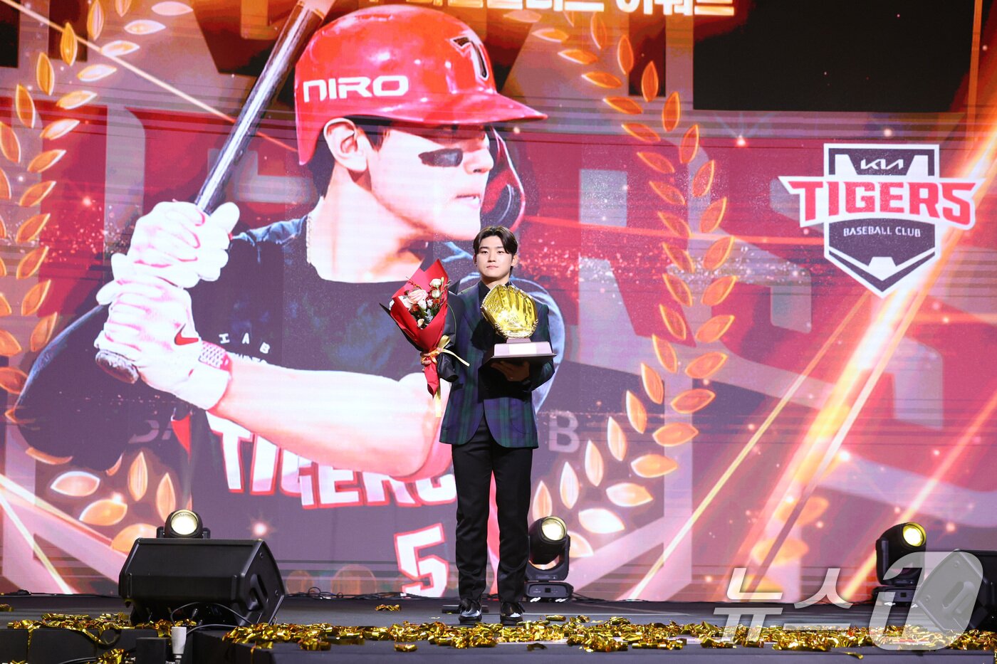 본문 이미지 - 1일 서울 용산구 그랜드하얏트 호텔에서 열린 한국프로야구선수협회 &#39;2024 컴투스프로야구 리얼 글러브 어워드&#39;에서 KIA 김도영이 올해의 선수상을 수상한 후 김현수 한국프로야구선수협회장과 기념 촬영을 하고 있다. 2024.12.1/뉴스1 ⓒ News1 신웅수 기자