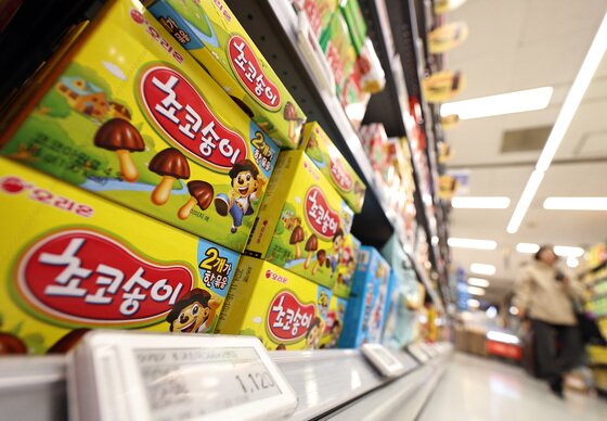 본문 이미지 - 서울의 한 대형마트에 진열된 초코송이. 2024.12.1/뉴스1 ⓒ News1 구윤성 기자
