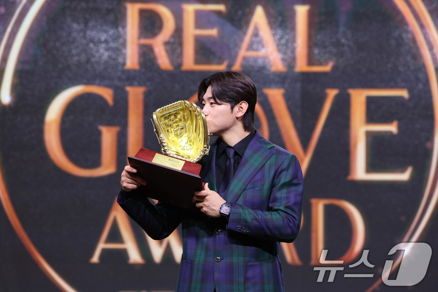본문 이미지 - 1일 서울 용산구 그랜드하얏트 호텔에서 열린 한국프로야구선수협회 '2024 컴투스프로야구 리얼 글러브 어워드'에서 KIA 김도영이 올해의 선수상을 수상한 트로피에 입을 맞추고 있다. 리얼글러브 어워드는 KBO리그 포지션별 최고의 '수비수'를 선정하는 시상식으로 선수들이 직접 투표해 수상자를 가린다. 2024.12.1/뉴스1 ⓒ News1 신웅수 기자