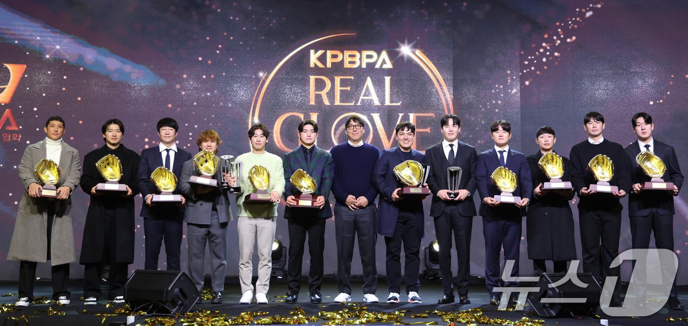 본문 이미지 - 1일 서울 용산구 그랜드하얏트 호텔에서 열린 한국프로야구선수협회 '2024 컴투스프로야구 리얼 글러브 어워드'에서 KIA 김도영을 비롯한 수상자들이 기념 촬영을 하고 있다. 리얼글러브 어워드는 KBO리그 포지션별 최고의 '수비수'를 선정하는 시상식으로 선수들이 직접 투표해 수상자를 가린다. 2024.12.1/뉴스1 ⓒ News1 신웅수 기자