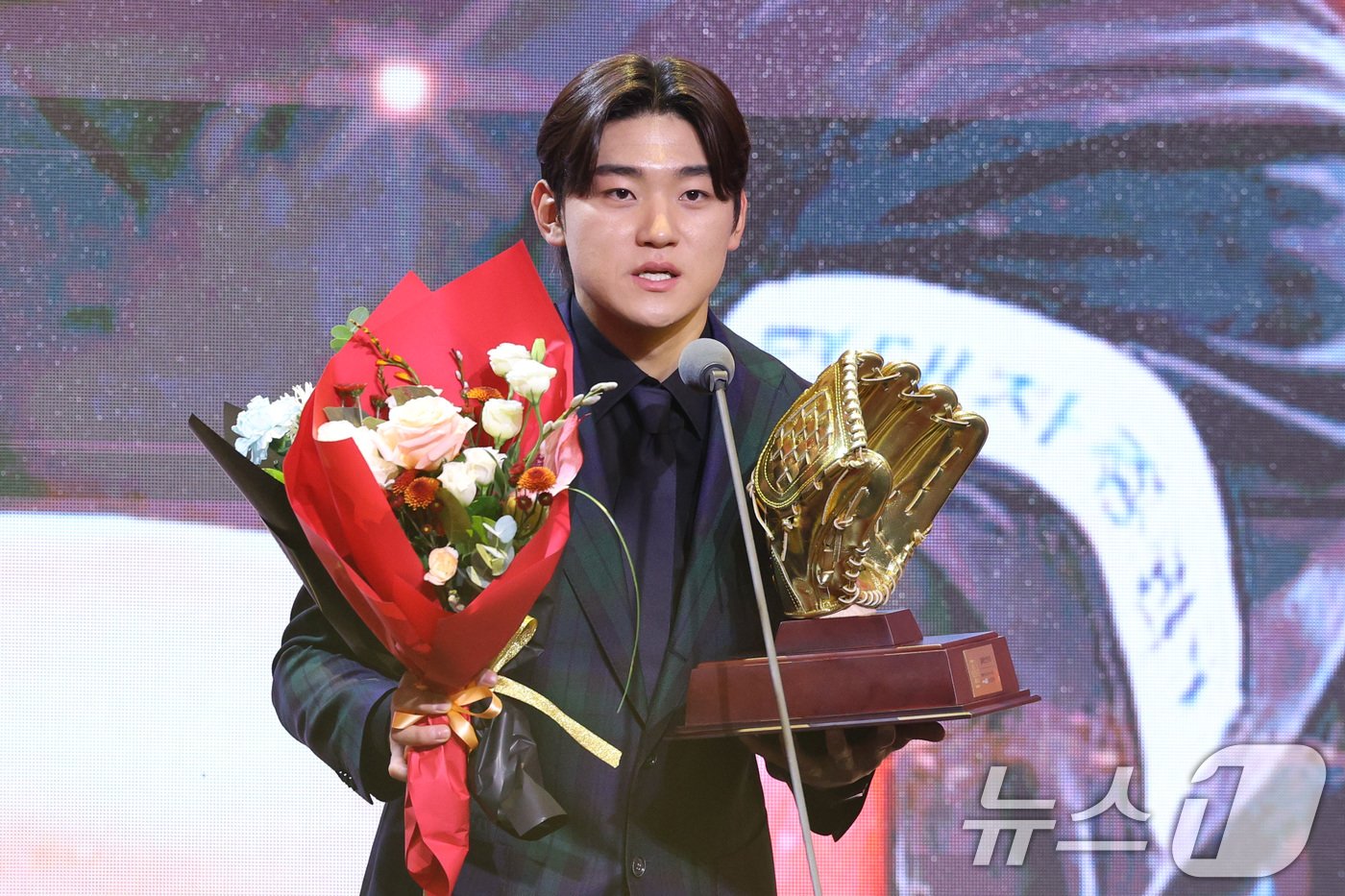 본문 이미지 - 1일 서울 용산구 그랜드하얏트 호텔에서 열린 한국프로야구선수협회 '2024 컴투스프로야구 리얼 글러브 어워드'에서 KIA 김도영이 올해의 선수상을 차지한 후 소감을 밝히고 있다. 리얼글러브 어워드는 KBO리그 포지션별 최고의 '수비수'를 선정하는 시상식으로 선수들이 직접 투표해 수상자를 가린다. 2024.12.1/뉴스1 ⓒ News1 신웅수 기자