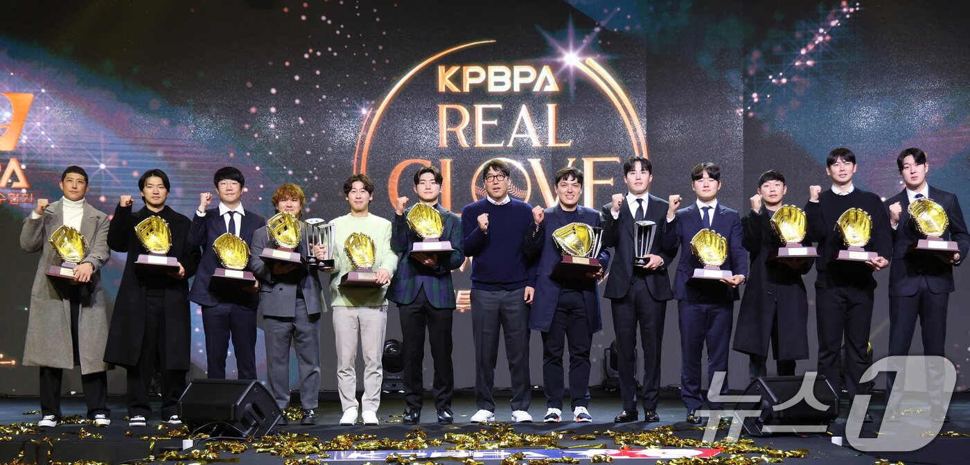 본문 이미지 - 1일 서울 용산구 그랜드하얏트 호텔에서 열린 한국프로야구선수협회 '2024 컴투스프로야구 리얼 글러브 어워드'에서 KIA 김도영을 비롯한 수상자들이 기념 촬영을 하고 있다. 리얼글러브 어워드는 KBO리그 포지션별 최고의 '수비수'를 선정하는 시상식으로 선수들이 직접 투표해 수상자를 가린다. 2024.12.1/뉴스1 ⓒ News1 신웅수 기자