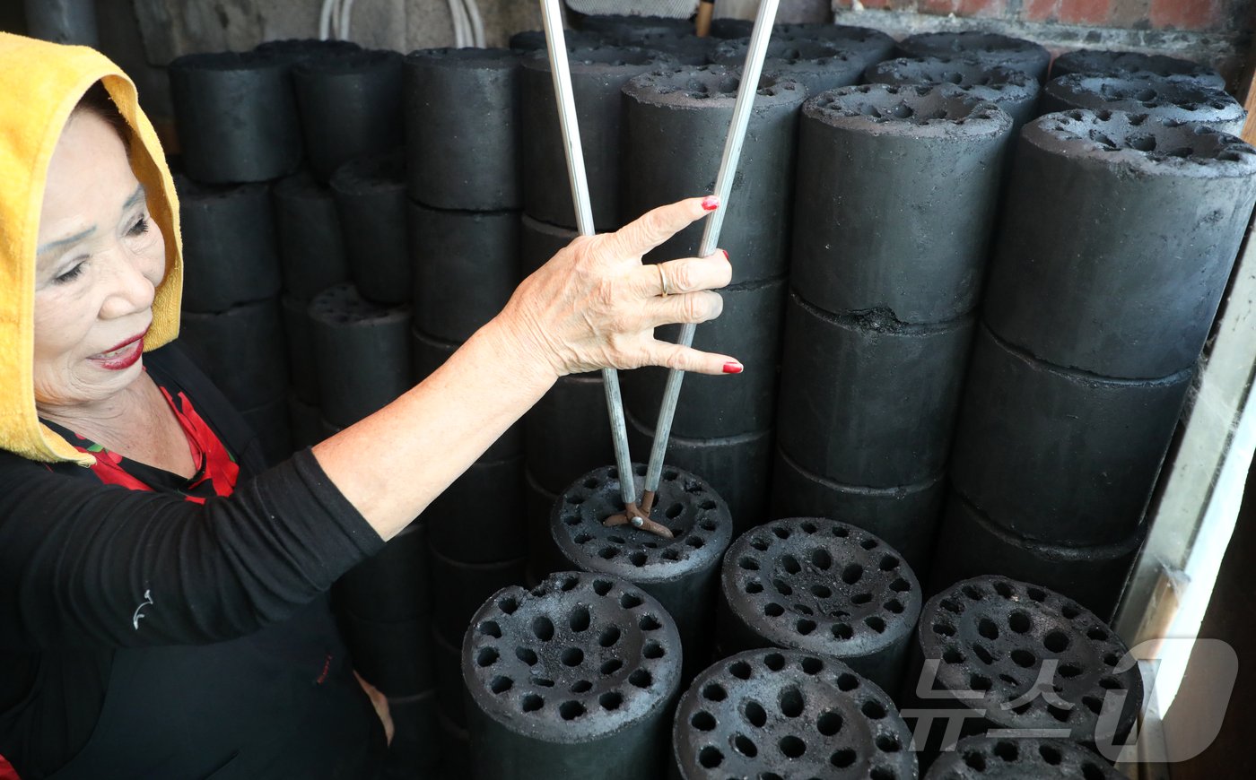 본문 이미지 - 29일 완주군 삼례읍에 사는 에너지 취약계층 안영애 씨&#40;72&#41;가 난방을 위해 연탄을 갈고 있다.2024.12.1/뉴스1 유경석 기자 