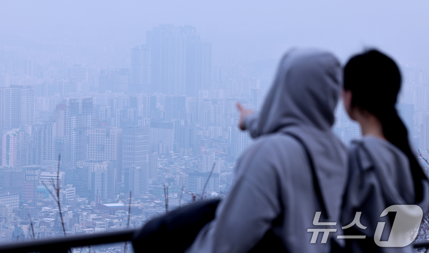 (서울=뉴스1) 구윤성 기자 = 정부의 대출규제 여파로 매수심리가 얼어붙으면서 서울 아파트 거래가 3개월 연속 감소했다.국토교통부의 ‘10월 주택통계’에 따르면 지난달 서울 아파트 …