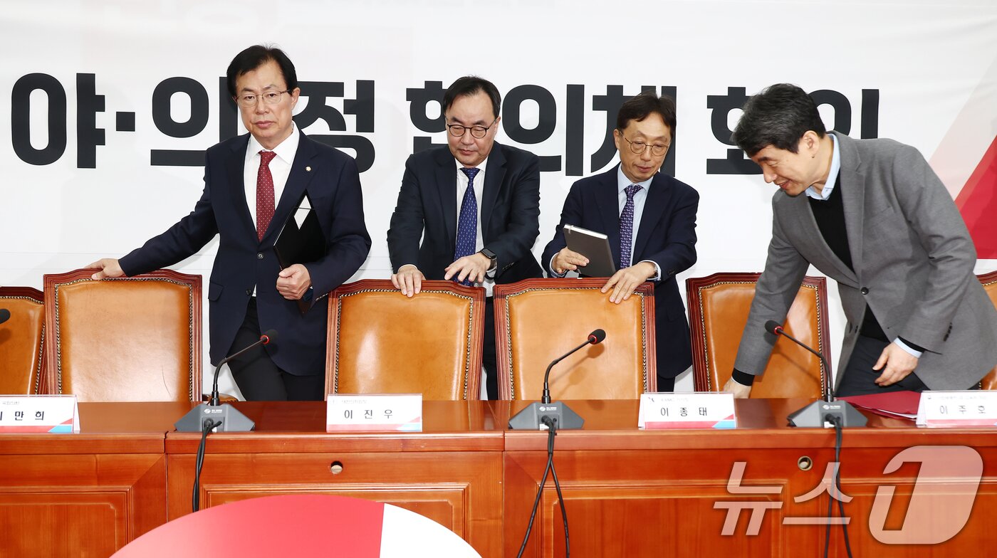 본문 이미지 - 이만희 국민의힘 의원&#40;왼쪽부터&#41;, 이진우 대한의학회장, 이종태 의학전문대학원협회&#40;KAMC&#41; 이사장, 이주호 사회부총리 겸 교육부 장관이 1일 서울 여의도 국회에서 여·야·의·정 협의체 4차 회의에서 참석하고 있다. 2024.12.1/뉴스1 ⓒ News1 김민지 기자