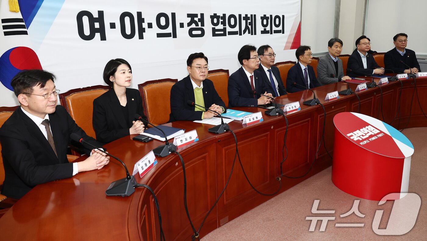 본문 이미지 - 이만희 국민의힘 의원이 1일 서울 여의도 국회에서 여·야·의·정 협의체 4차 회의에서 발언하고 있다. 오른쪽부터 방기선 국무조정실장, 조규홍 보건복지부 장관, 이주호 사회부총리 겸 교육부 장관, 이종태 KAMC 이사장, 이진우 대한의학회장, 국민의힘 이만희, 김성원, 한지아 의원, 성태윤 대통령실 정책실장. 2024.12.1/뉴스1 ⓒ News1 김민지 기자