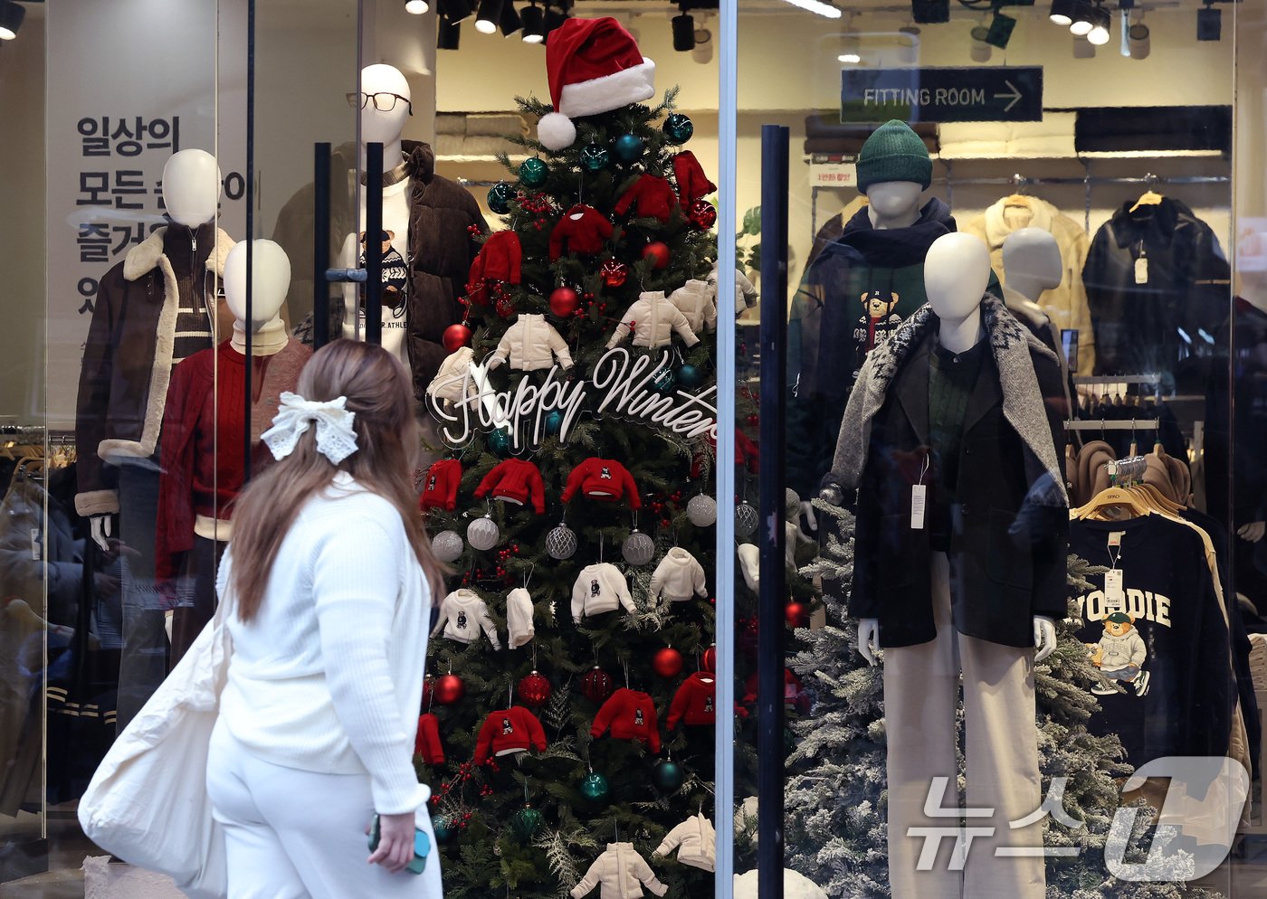 본문 이미지 - 서울 중구 명동거리에서 겨울옷이 전시된 쇼윈도 앞으로 가벼운 옷차림의 관광객들이 오가고 있다. 2024.12.1/뉴스1 ⓒ News1 이동해 기자