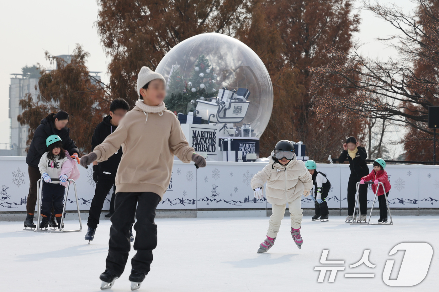 (서울=뉴스1) 신웅수 기자 = 1일 오후 서울 용산구 그랜드하얏트호텔에 마련된 아이스링크장에서 시민들이 스케이트를 즐기고 있다.‘프랑스 샤모니의 눈 덮인 설산과 포근한 산장, 아 …