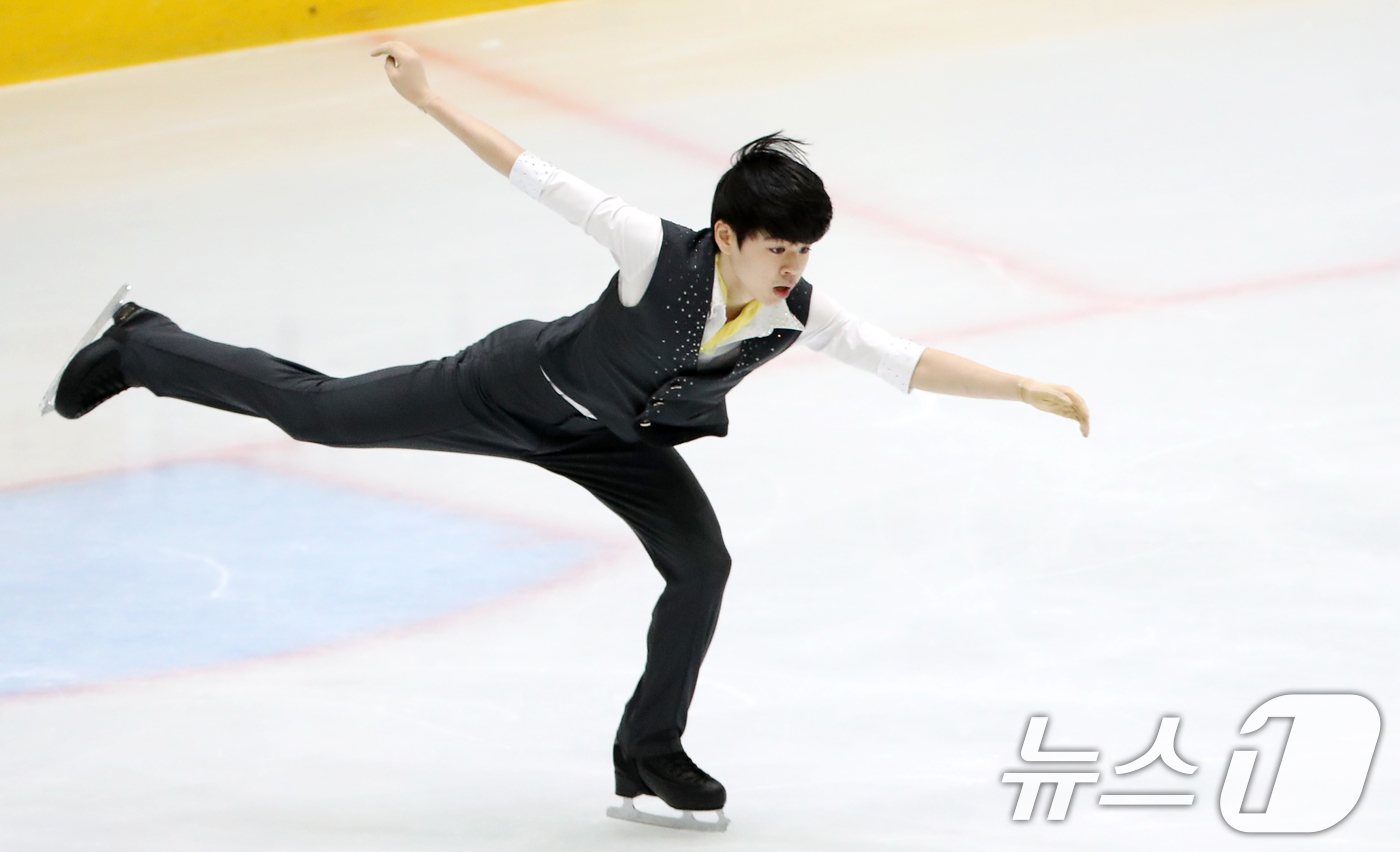 (의정부=뉴스1) 이승배 기자 = 1일 오후 경기도 의정부 실내빙상장에서 열린 '2024 KB금융 전국남녀 피겨스케이팅 회장배 랭킹대회'에서 남자 시니어 프리스케이팅 부문에 출전한 …