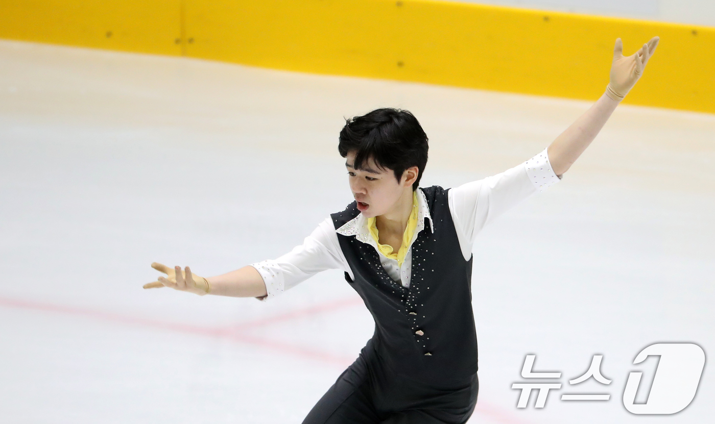 (의정부=뉴스1) 이승배 기자 = 1일 오후 경기도 의정부 실내빙상장에서 열린 '2024 KB금융 전국남녀 피겨스케이팅 회장배 랭킹대회'에서 남자 시니어 프리스케이팅 부문에 출전한 …