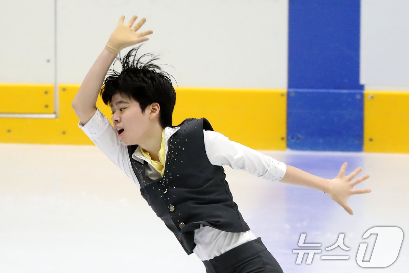 본문 이미지 - 1일 오후 경기도 의정부 실내빙상장에서 열린 &#39;2024 KB금융 전국남녀 피겨스케이팅 회장배 랭킹대회&#39;에서 남자 시니어 프리스케이팅 부문에 출전한 서민규가 연기를 펼치고 있다. 2024.12.1/뉴스1 ⓒ News1 이승배 기자