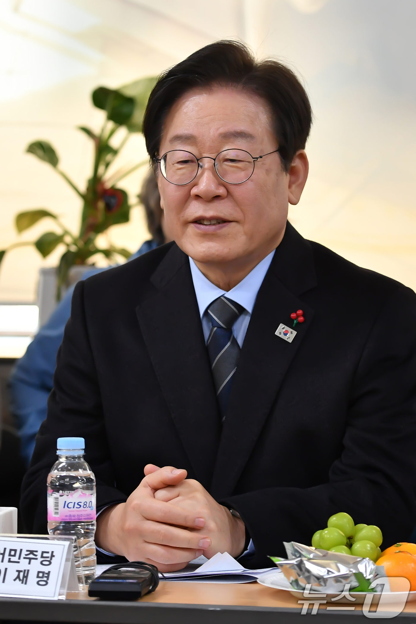 (포항=뉴스1) 최창호 기자 = 이재명 더불어민주당 대표가 1일 오후 경북 포항시 북구 죽도동 포항시전통시장 상인연합회(회장 허창호)사무실에서 열린 상인회 대표들과의 간담회에서 모 …