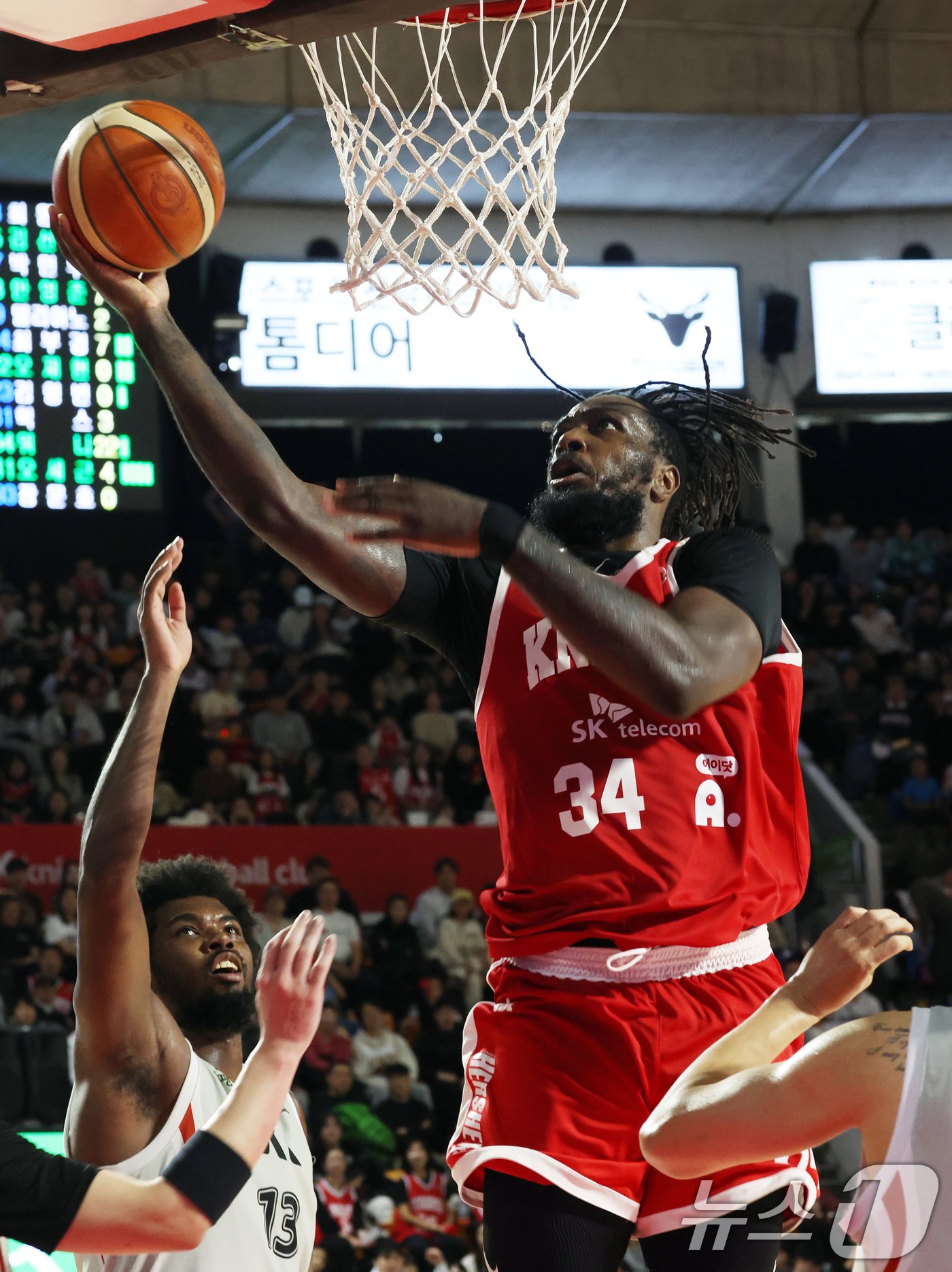 본문 이미지 - 1일 서울 잠실학생체육관에서에서 열린 &#39;2024-2025 KCC 프로농구&#39; 정규리그 서울SK와 수원KT의 경기에서 SK 자밀 워니가 골밑슛을 하고 있다. 2024.12.1/뉴스1 ⓒ News1 김명섭 기자