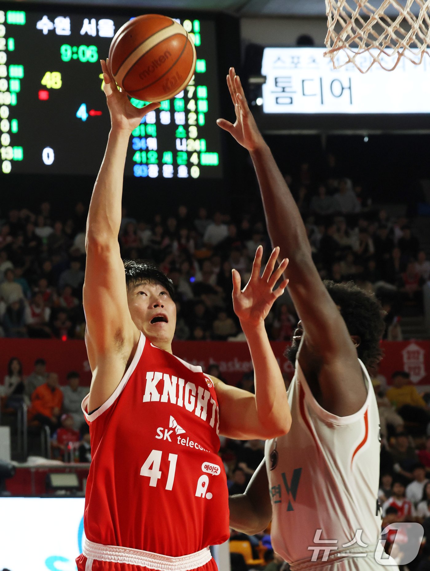 본문 이미지 - 1일 서울 잠실학생체육관에서에서 열린 &#39;2024-2025 KCC 프로농구&#39; 정규리그 서울SK와 수원KT의 경기에서 SK 오세근이 골밑슛을 하고 있다. 2024.12.1/뉴스1 ⓒ News1 김명섭 기자