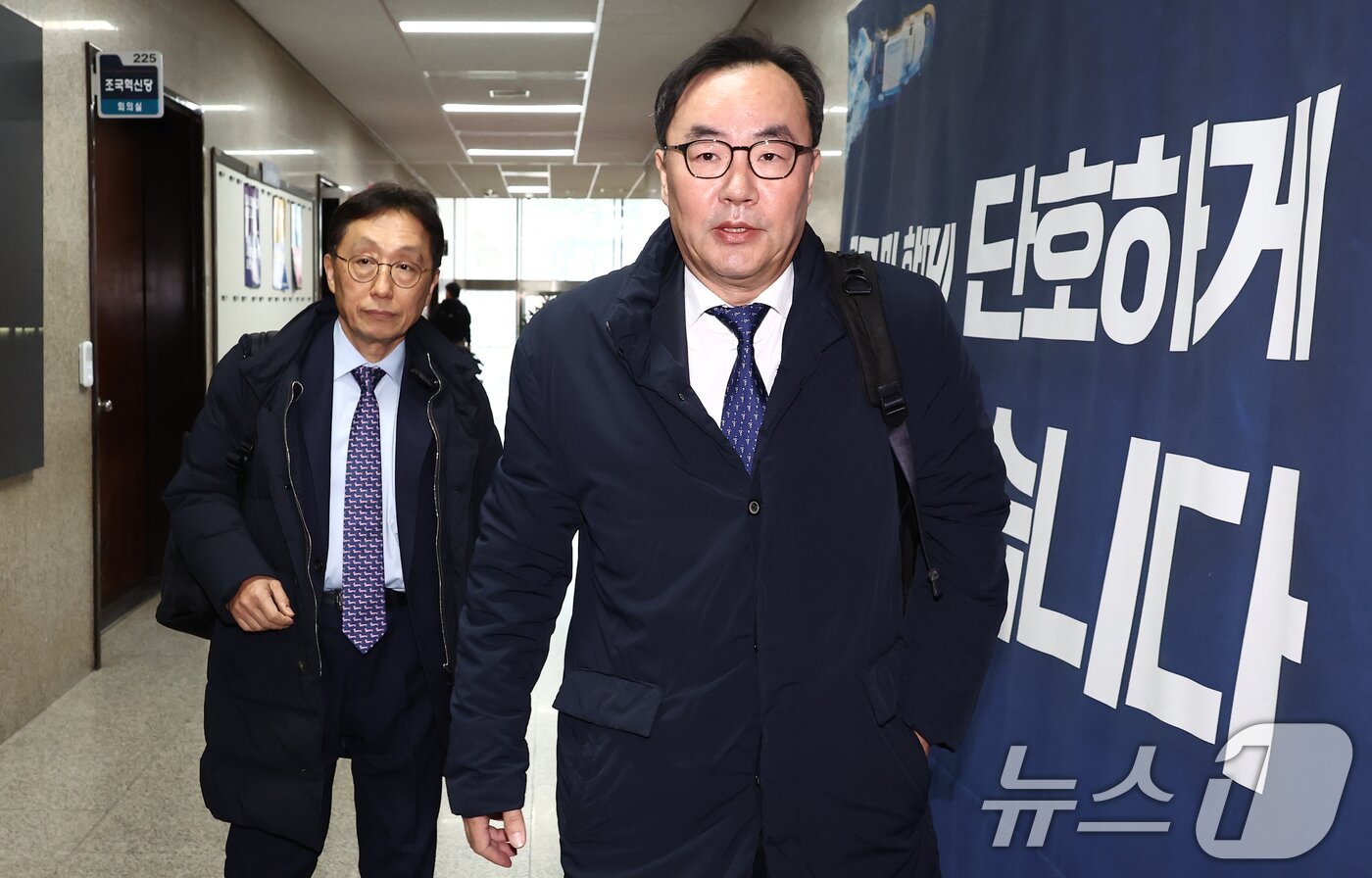 본문 이미지 - 이진우 대한의학회장&#40;오른쪽&#41;과 이종태 의학전문대학원협회&#40;KAMC&#41; 이사장이 1일 서울 여의도 국회에서 열린 여·야·의·정 협의체 4차 회의를 마치고 협의체 참여 중단 의사를 밝힌 뒤 국회를 나서고 있다. 2024.12.1/뉴스1 ⓒ News1 김민지 기자