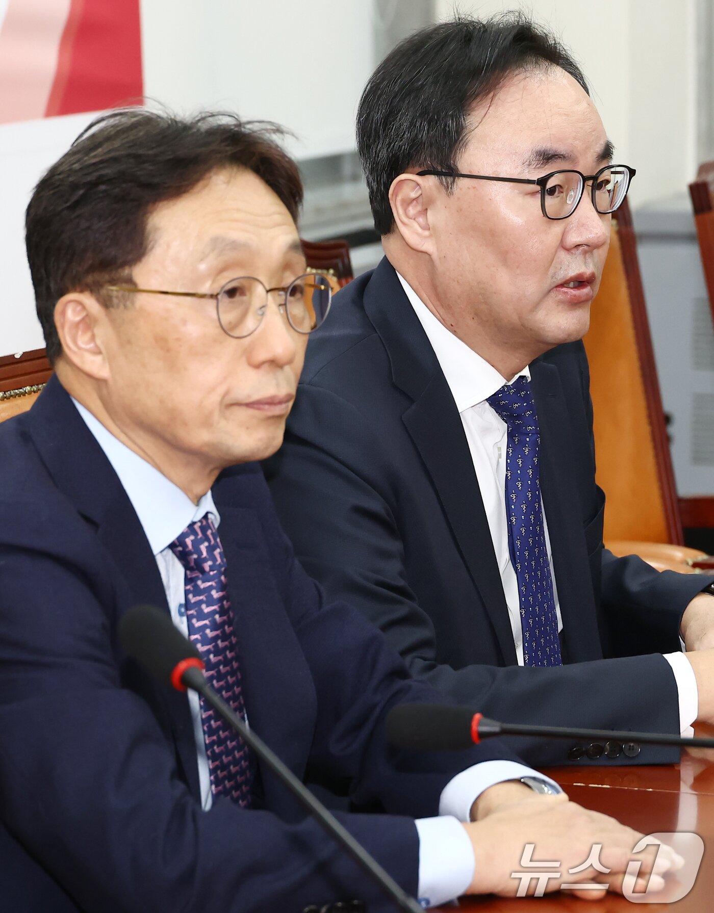 본문 이미지 - 이진우 대한의학회장&#40;오른쪽&#41;과 이종태 의학전문대학원협회&#40;KAMC&#41; 이사장이 1일 서울 여의도 국회에서 열린 여·야·의·정 협의체 4차 회의를 마치고 협의체 참여 중단 의사를 밝히고 있다. 2024.12.1/뉴스1 ⓒ News1 김민지 기자