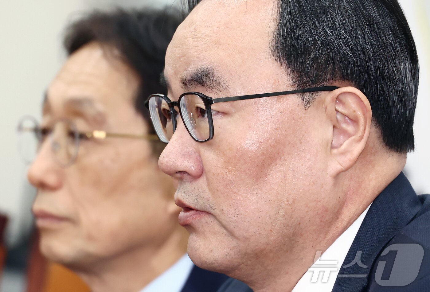 본문 이미지 - 이진우 대한의학회장&#40;오른쪽&#41;과 이종태 의학전문대학원협회&#40;KAMC&#41; 이사장이 1일 서울 여의도 국회에서 열린 여·야·의·정 협의체 4차 회의를 마치고 협의체 참여 중단 의사를 밝히고 있다. 2024.12.1/뉴스1 ⓒ News1 김민지 기자