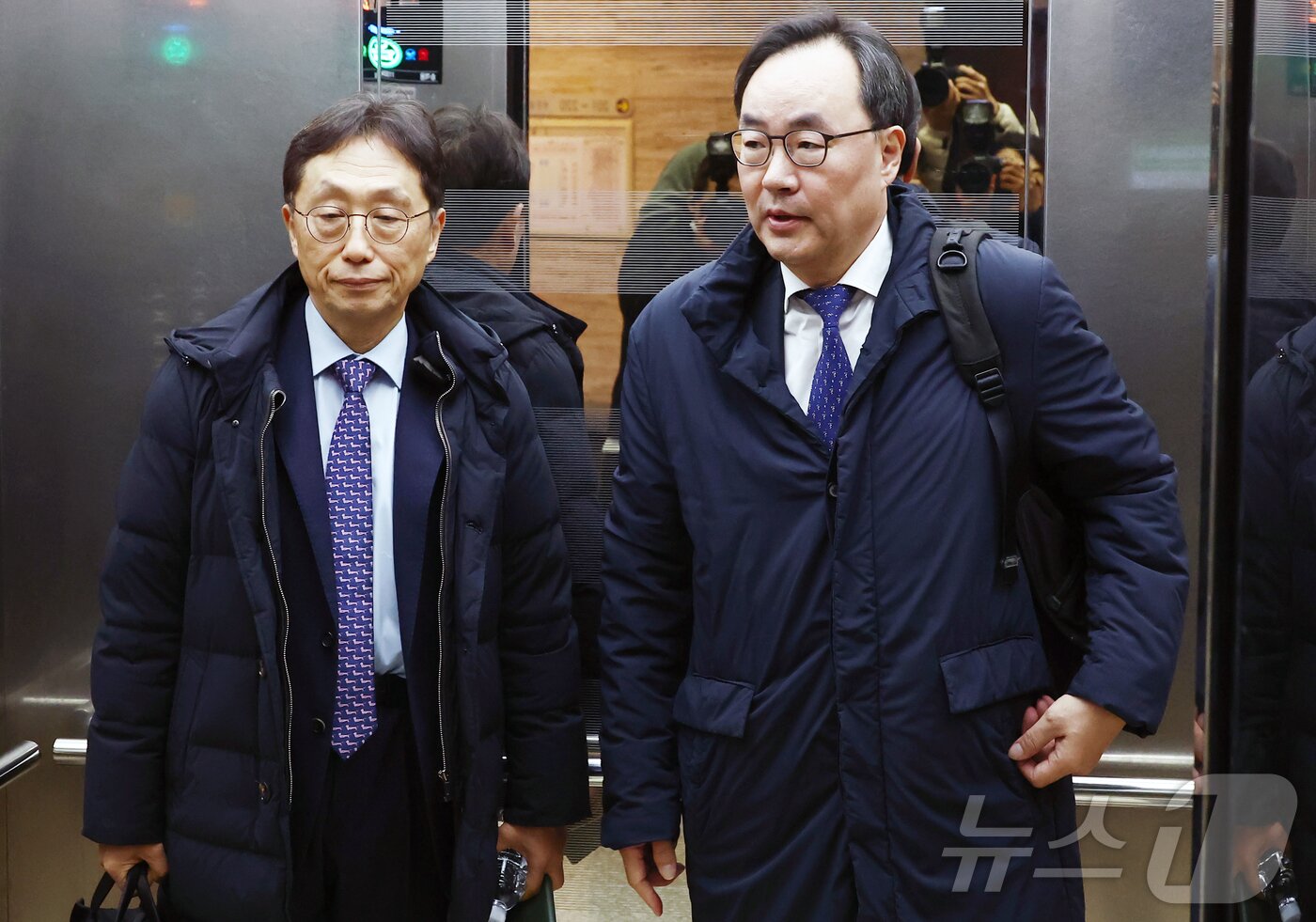 본문 이미지 - 이진우 대한의학회장&#40;오른쪽&#41;과 이종태 의학전문대학원협회&#40;KAMC&#41; 이사장이 1일 서울 여의도 국회에서 열린 여·야·의·정 협의체 4차 회의를 마치고 협의체 참여 중단 의사를 밝힌 뒤 국회를 떠나고 있다. 2024.12.1/뉴스1 ⓒ News1 김민지 기자