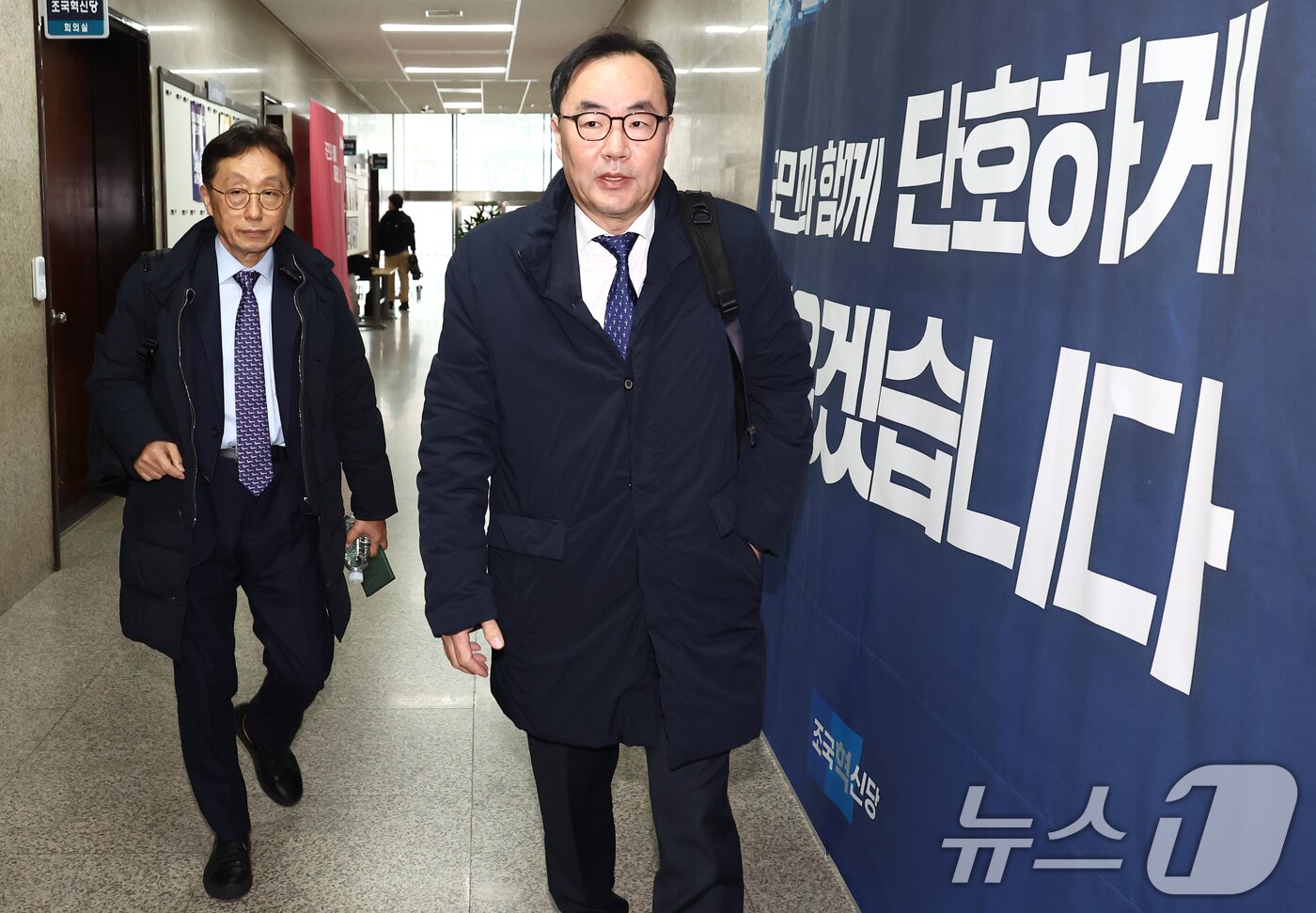 본문 이미지 - 이진우 대한의학회장&#40;오른쪽&#41;과 이종태 의학전문대학원협회&#40;KAMC&#41; 이사장이 1일 서울 여의도 국회에서 열린 여·야·의·정 협의체 4차 회의를 마치고 협의체 참여 중단 의사를 밝힌 뒤 국회를 나서고 있다. 2024.12.1/뉴스1 ⓒ News1 김민지 기자