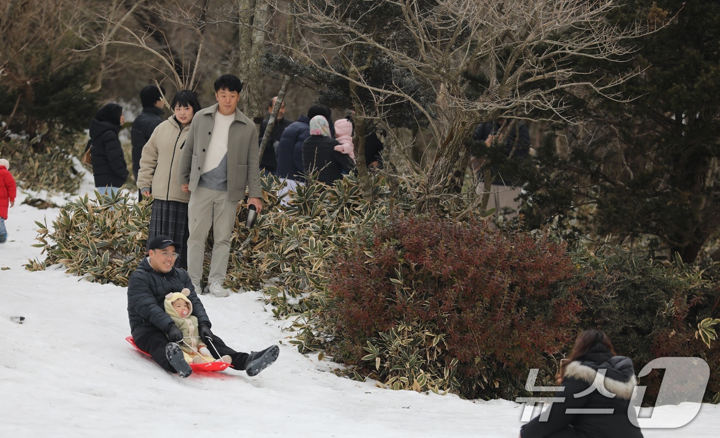 (제주=뉴스1) 고동명 기자 = 1일 오후 한라산국립공원 1100고 휴게소 인근에서 관광객들이 겨울 정취를 만끽하고 있다.2024.12.1/뉴스1