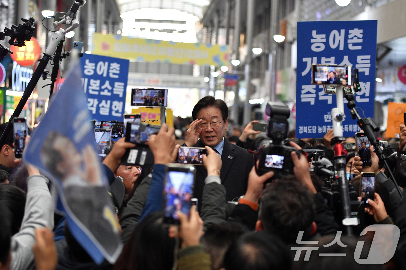 (포항=뉴스1) 최창호 기자 = 이재명 더불어민주당 대표가 1일 오후 경북 포항시 북구 죽도시장 골목에서  즉석 연설을 하고 있다.  2024.12.1/뉴스1