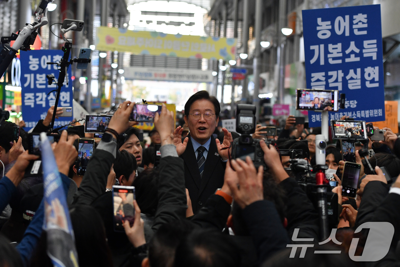 (포항=뉴스1) 최창호 기자 = 이재명 더불어민주당 대표가 1일 오후 경북 포항시 북구 죽도시장 골목에서  즉석 연설을 하고 있다.  2024.12.1/뉴스1