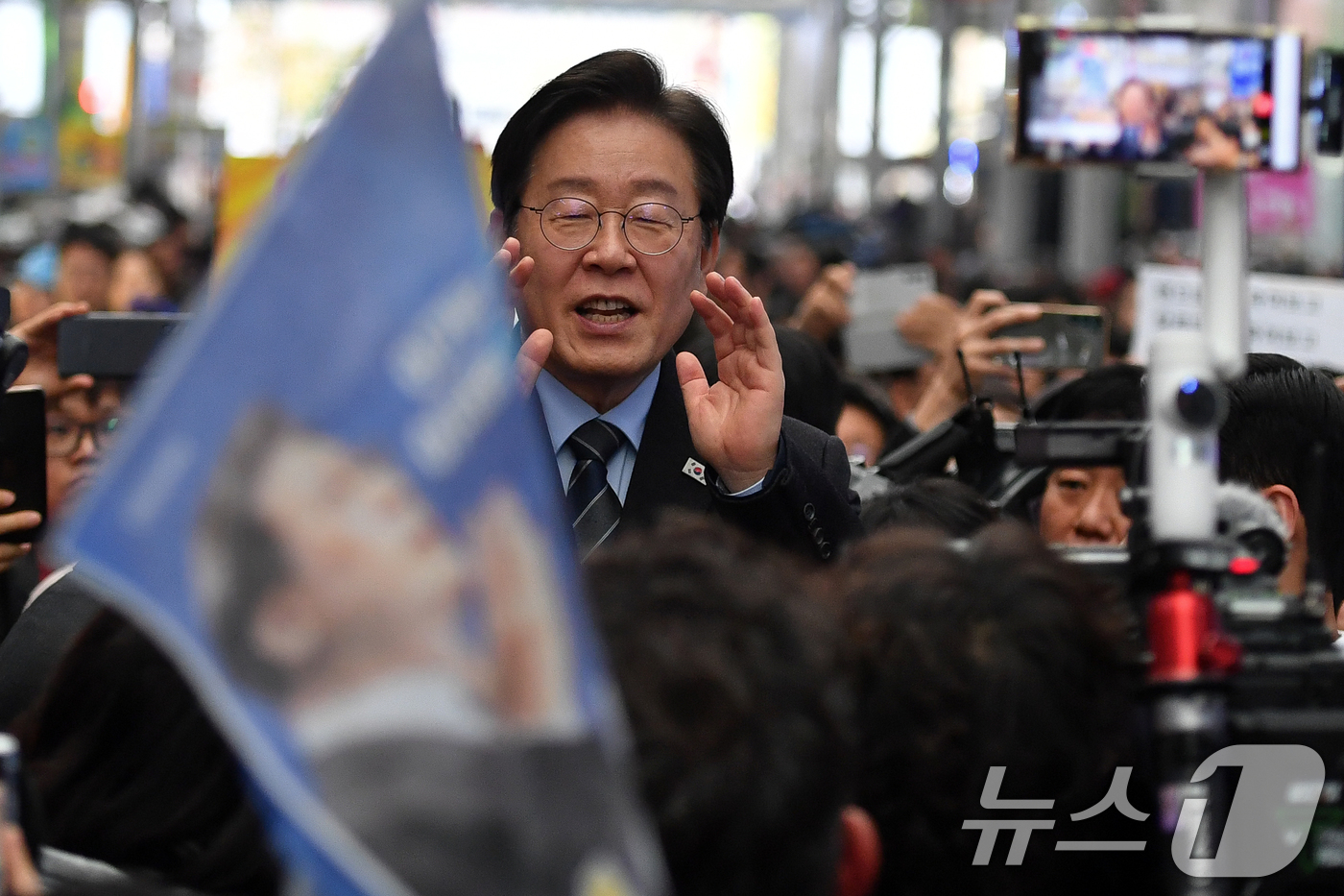 (포항=뉴스1) 최창호 기자 = 이재명 더불어민주당 대표가 1일 오후 경북 포항시 북구 죽도시장 골목에서  즉석 연설을 하고 있다.  2024.12.1/뉴스1