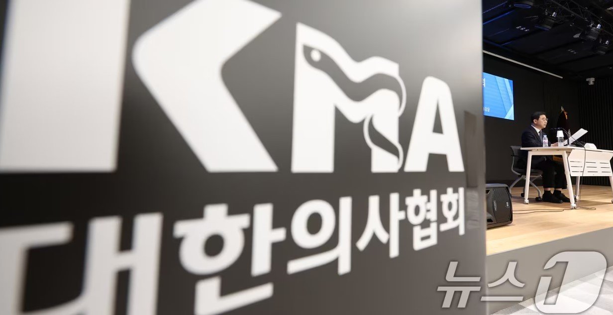 본문 이미지 - 박형욱 대한의사협회 비상대책위원장이 22일 서울 용산구 의협회관 대강당에서 비상대책위원회 제1차 회의 관련 브리핑을 하고 있다. 2024.11.22/뉴스1 ⓒ News1 김성진 기자