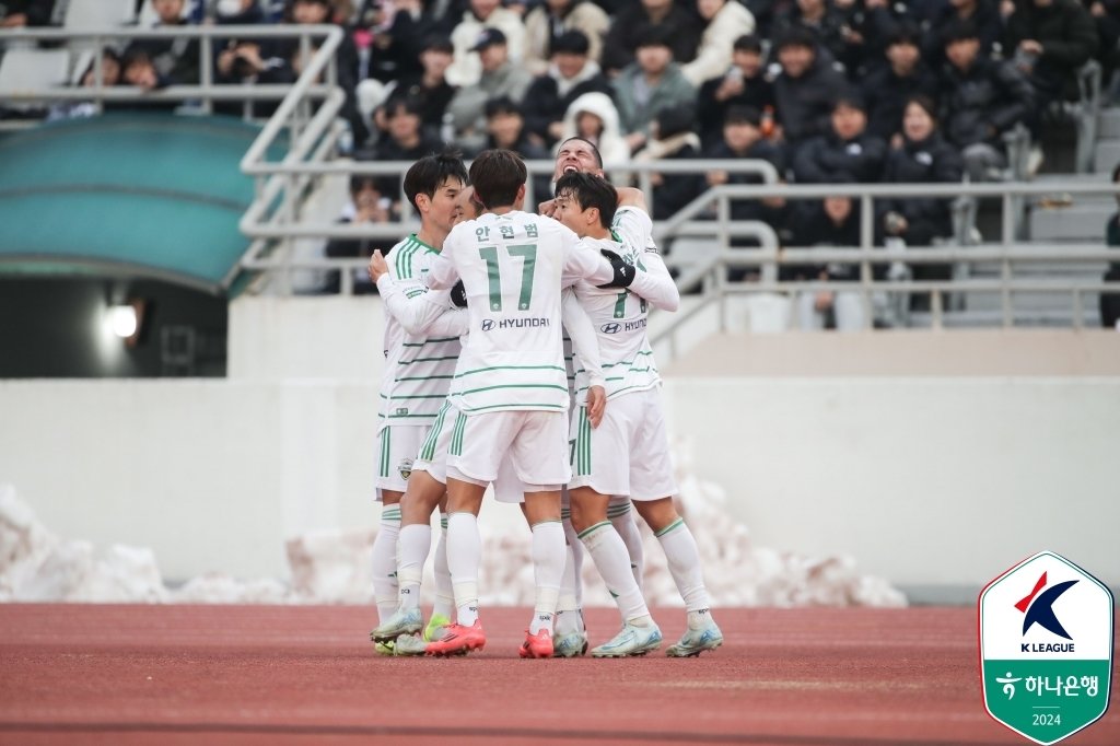 본문 이미지 - 득점 후 기뻐하는 전북 선수들(한국프로축구연맹 제공)