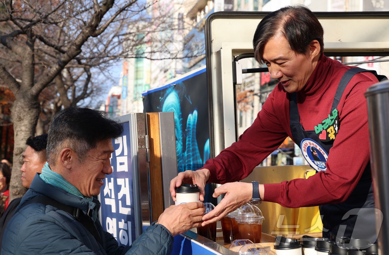 (서울=뉴스1) 김민지 기자 = 조국 조국혁신당 대표가 1일 김해 거북공원광장점에서 열린 탄핵다방 7호점 행사에서 시민들에게 직접 만든 커피를 나눠주고 있다. (조국혁신당 제공) …